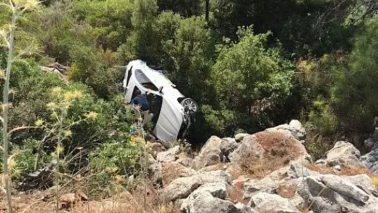 Şarampole yuvarlanan araçtan itfaiye tarafından çıkarıldı