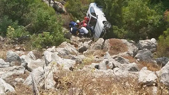 Şarampole yuvarlanan araçtan itfaiye tarafından çıkarıldı