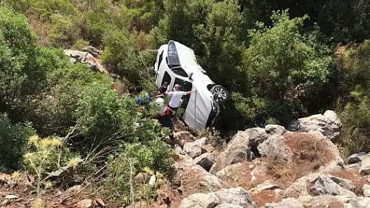 Şarampole yuvarlanan araçtan itfaiye tarafından çıkarıldı