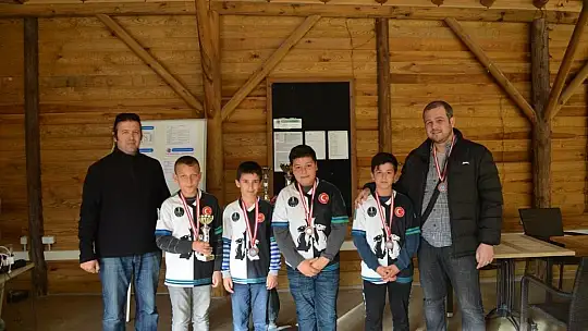 Satranç tutkusunu öğrencilere aşıladı, başarılar ard arda geldi