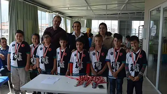 Satranç tutkusunu öğrencilere aşıladı, başarılar ard arda geldi