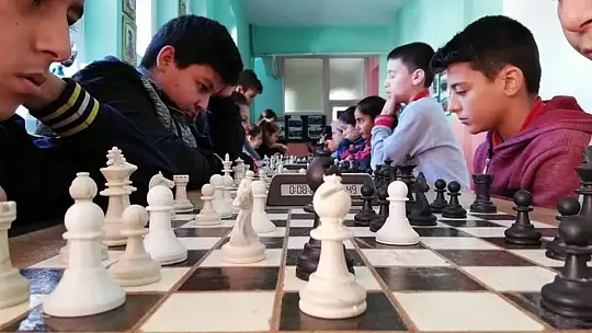 Satranç tutkusunu öğrencilere aşıladı, başarılar ard arda geldi