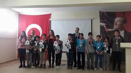 Satranç tutkusunu öğrencilere aşıladı, başarılar ard arda geldi