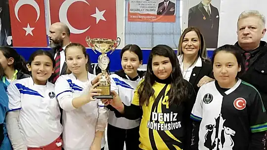 Satranç tutkusunu öğrencilere aşıladı, başarılar ard arda geldi