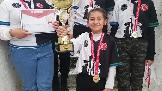 Satranç tutkusunu öğrencilere aşıladı, başarılar ard arda geldi