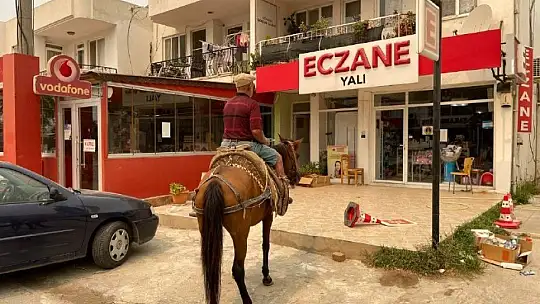Şehir boşaltılınca atıyla eczaneye gelip ilaç almak istedi