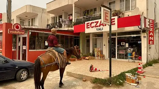 Şehir boşaltılınca atıyla eczaneye gelip ilaç almak istedi