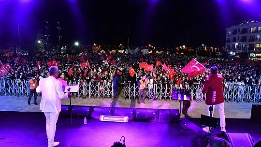 Selda Bağcan'dan Cumhuriyet konseri