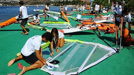 Sert rüzgarda zorlu mücadele veriyorlar