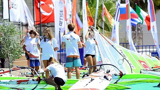 Sert rüzgarda zorlu mücadele veriyorlar