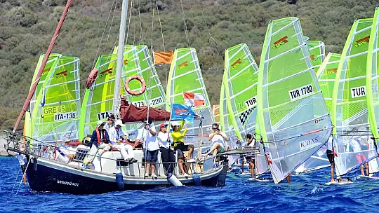 Sert rüzgarda zorlu mücadele veriyorlar