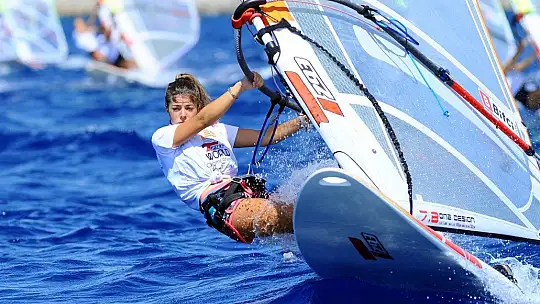 Sert rüzgarda zorlu mücadele veriyorlar