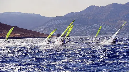 Sert rüzgarda zorlu mücadele veriyorlar