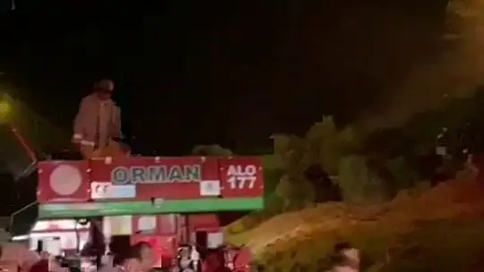 Servis aracında başlayan yangın ormana sıçradı