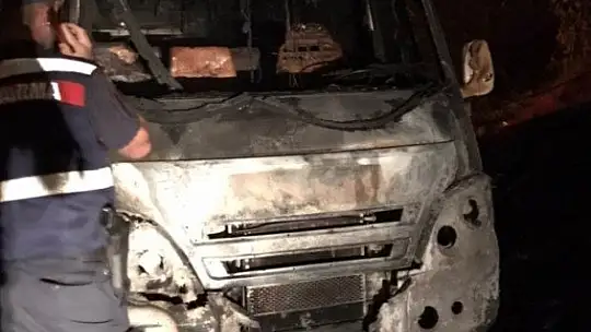 Servis aracında başlayan yangın ormana sıçradı