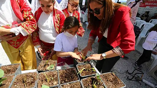 Seydikemer'de 'Çilek Çocuk Şenliği'