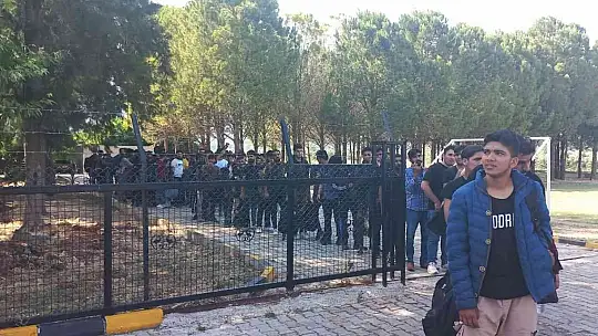 Seydikemer'de yelkenli teknede 35 düzensiz göçmen yakalandı