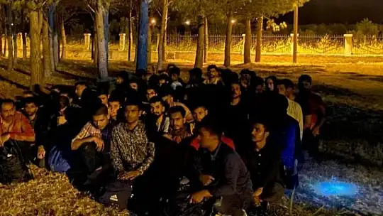 Seydikemer'de kamyon kasasında 64 düzensiz göçmen yakalandı