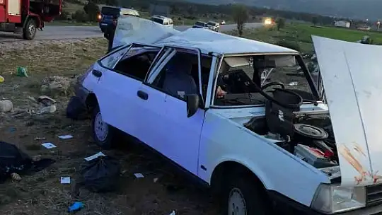 SEYDİKEMER'DE OTOMOBİL ŞARAMPOLE DEVRİLDİ:1 ÖLÜ, 5 YARALI