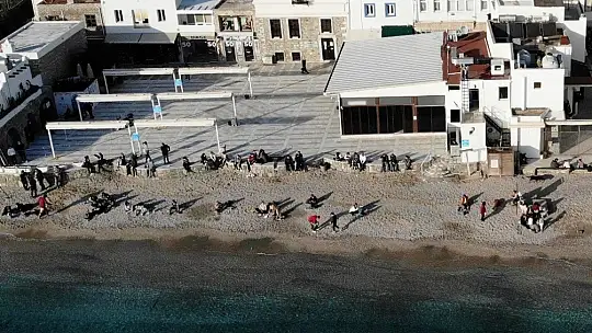 Sıcak havayı gören sahile akın etti