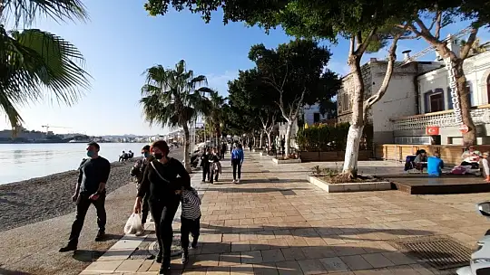 Sıcak havayı gören sahile akın etti