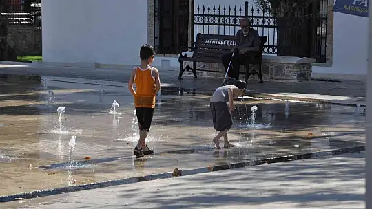 Sıcaktan bunalan çocuklar fıskiyelerde serinledi