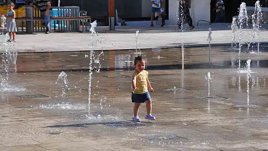 Sıcaktan bunalan çocuklar fıskiyelerde serinledi