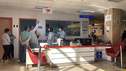 SİLAHLA OYNAYAN HASTANE ÇALIŞANI, ARKADAŞINI VURDU