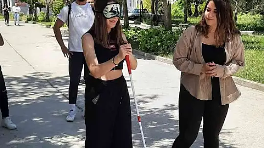 Simülasyon etkinliğinde engelli arkadaşlarıyla empati kurdular