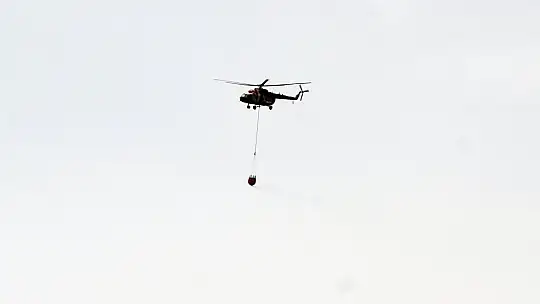 Skorsky helikopterlerin alevlere karşı mücadelesi göz doldurdu