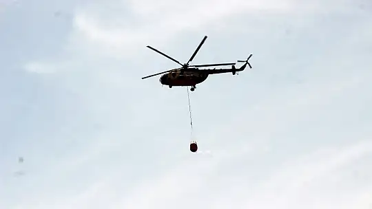 Skorsky helikopterlerin alevlere karşı mücadelesi göz doldurdu