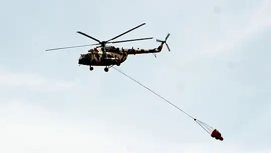 Skorsky helikopterlerin alevlere karşı mücadelesi göz doldurdu