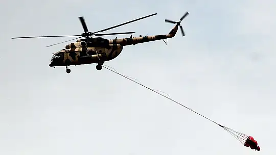 Skorsky helikopterlerin alevlere karşı mücadelesi göz doldurdu