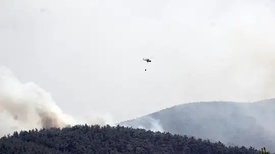Skorsky helikopterlerin alevlere karşı mücadelesi göz doldurdu