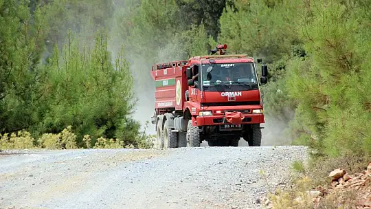 Skorsky helikopterlerin alevlere karşı mücadelesi göz doldurdu