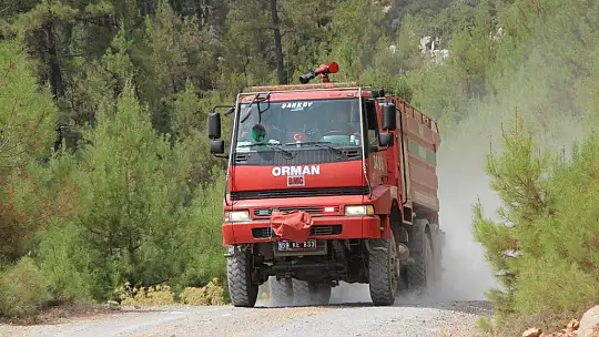 Skorsky helikopterlerin alevlere karşı mücadelesi göz doldurdu