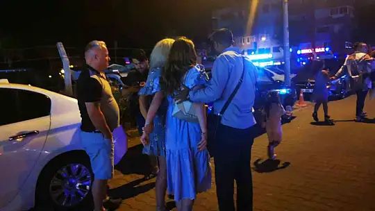 Sokak ortasında kavga eden şahıslar, kavgayı görüntüleyen muhabire saldırdı