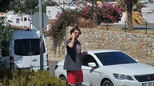 Spor otomobili ile Bodrum'da kaza yaptı