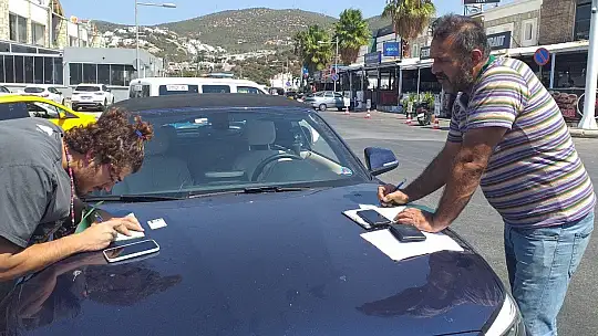 Spor otomobili ile Bodrum'da kaza yaptı