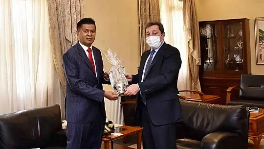 Sri Lanka Ankara Büyükelçisi Vali Orhan Tavlı'yı ziyaret etti