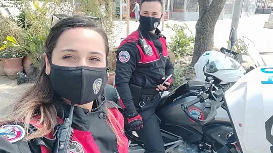 Su üstündeki yunuslardan su altında evlenme teklifi