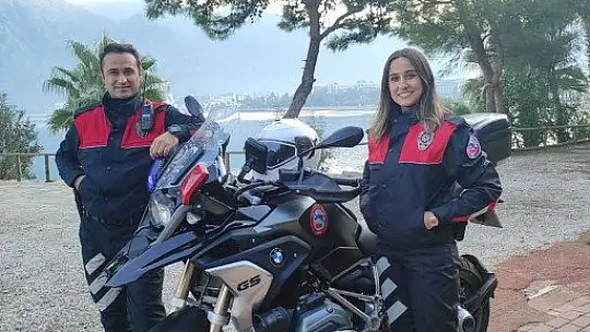 Su üstündeki yunuslardan su altında evlenme teklifi