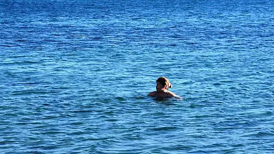 Şubat ayında deniz keyfi: Güneşi gören sahile koştu