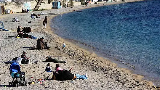Şubat ayında deniz keyfi: Güneşi gören sahile koştu