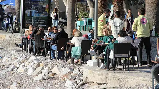 Şubat ayında deniz keyfi: Güneşi gören sahile koştu