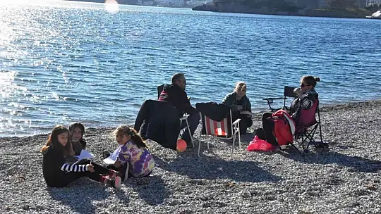 Şubat ayında deniz keyfi: Güneşi gören sahile koştu