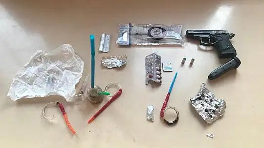 Şüpheli araçta silah ve uyuşturucu madde ele geçirildi