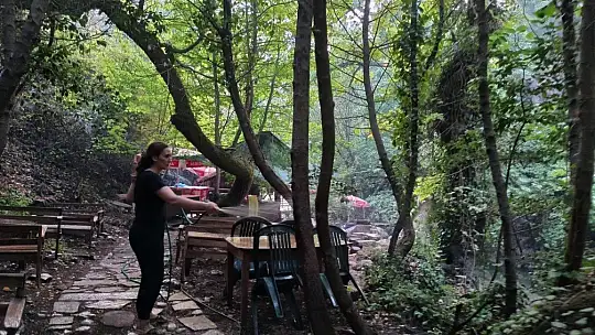 Tabiatın gizli hazinesi 'Turgut Şelalesi' de alevlere teslim oldu