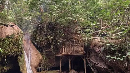 Tabiatın gizli hazinesi 'Turgut Şelalesi' de alevlere teslim oldu