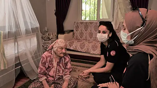 Tahliye edilen evden çıkardıkları Ayşe Nine'yi görmeden dönmek istemediler